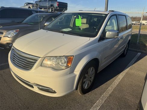 Used 2016 Chrysler Town & Country Limited Platinum w/ Trailer Tow Group image 2