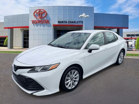 Used 2020 Toyota Camry LE image 4