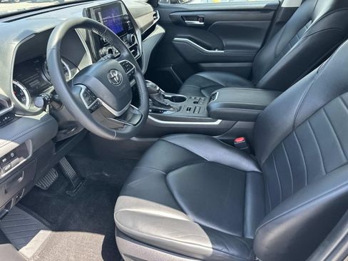 Used 2024 Toyota Highlander XLE AWD/4WD image 20