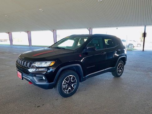 Used 2024 Jeep Compass Trailhawk image 2