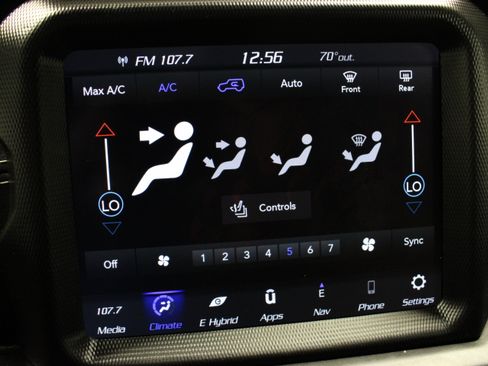 Used 2022 Jeep Wrangler Unlimited Sahara w/ Cold Weather Group AWD/4WD image 26