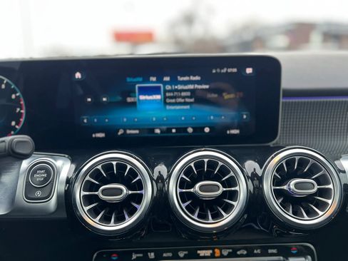 Used 2021 Mercedes-Benz GLB 250 4MATIC image 25