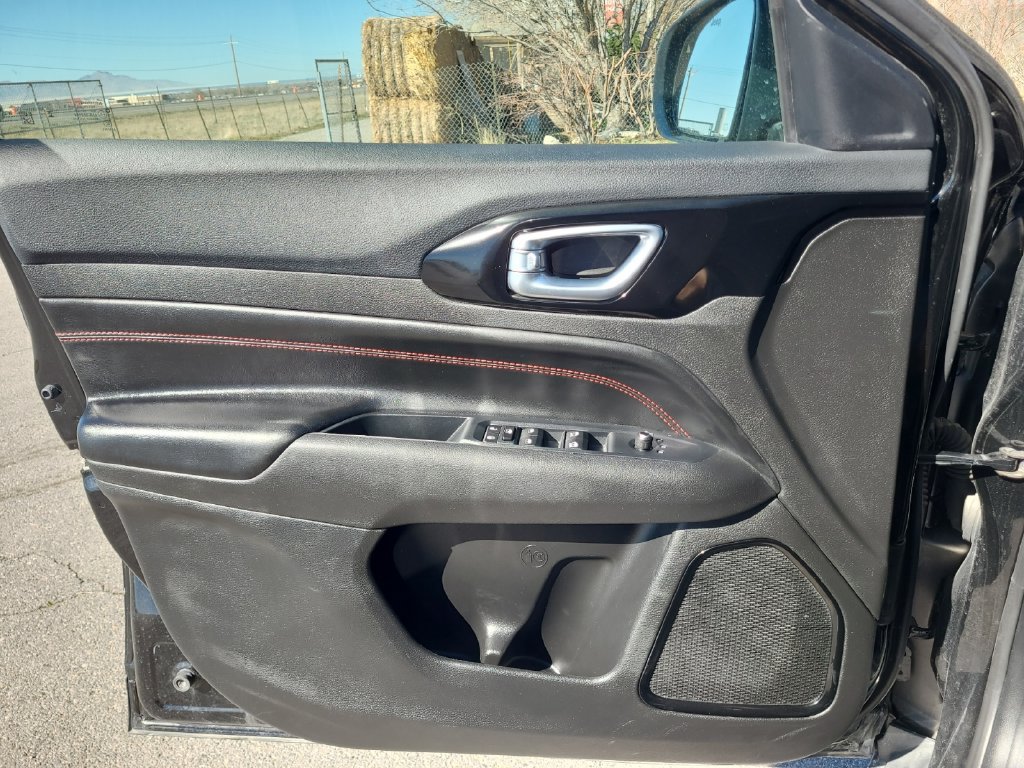 Used 2025 Jeep Compass Trailhawk AWD/4WD image 19