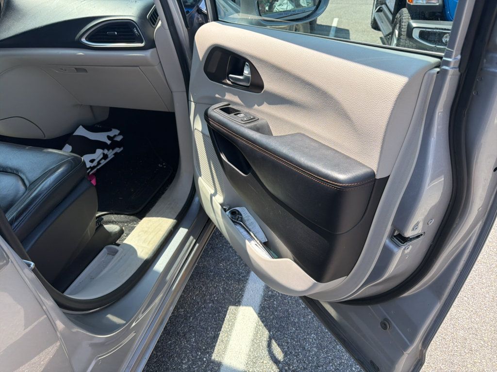 Used 2017 Chrysler Pacifica Touring-L FWD image 17