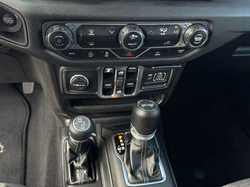 Used 2025 Jeep Wrangler Sport S image 21