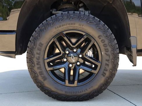 Used 2024 Chevrolet Silverado 1500 Custom Trail Boss w/ Dark Appearance Package AWD/4WD image 8