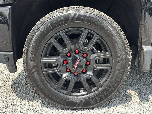 Used 2022 GMC Sierra 2500 AT4 w/ AT4 Premium Plus Package AWD/4WD image 12