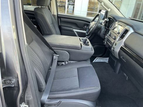 Used 2018 Nissan Titan SV image 22