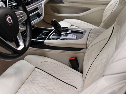 Used 2022 BMW ALPINA B7 xDrive AWD/4WD image 28
