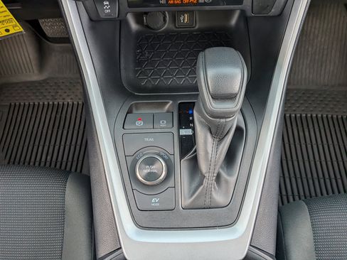 Certified 2025 Toyota RAV4 LE image 28