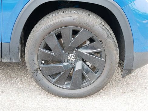 Certified 2025 Volkswagen Atlas SE image 9