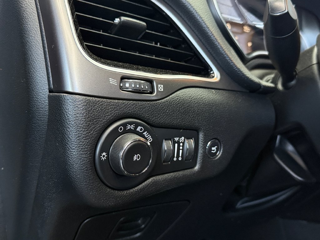 Used 2019 Jeep Cherokee Limited FWD image 17