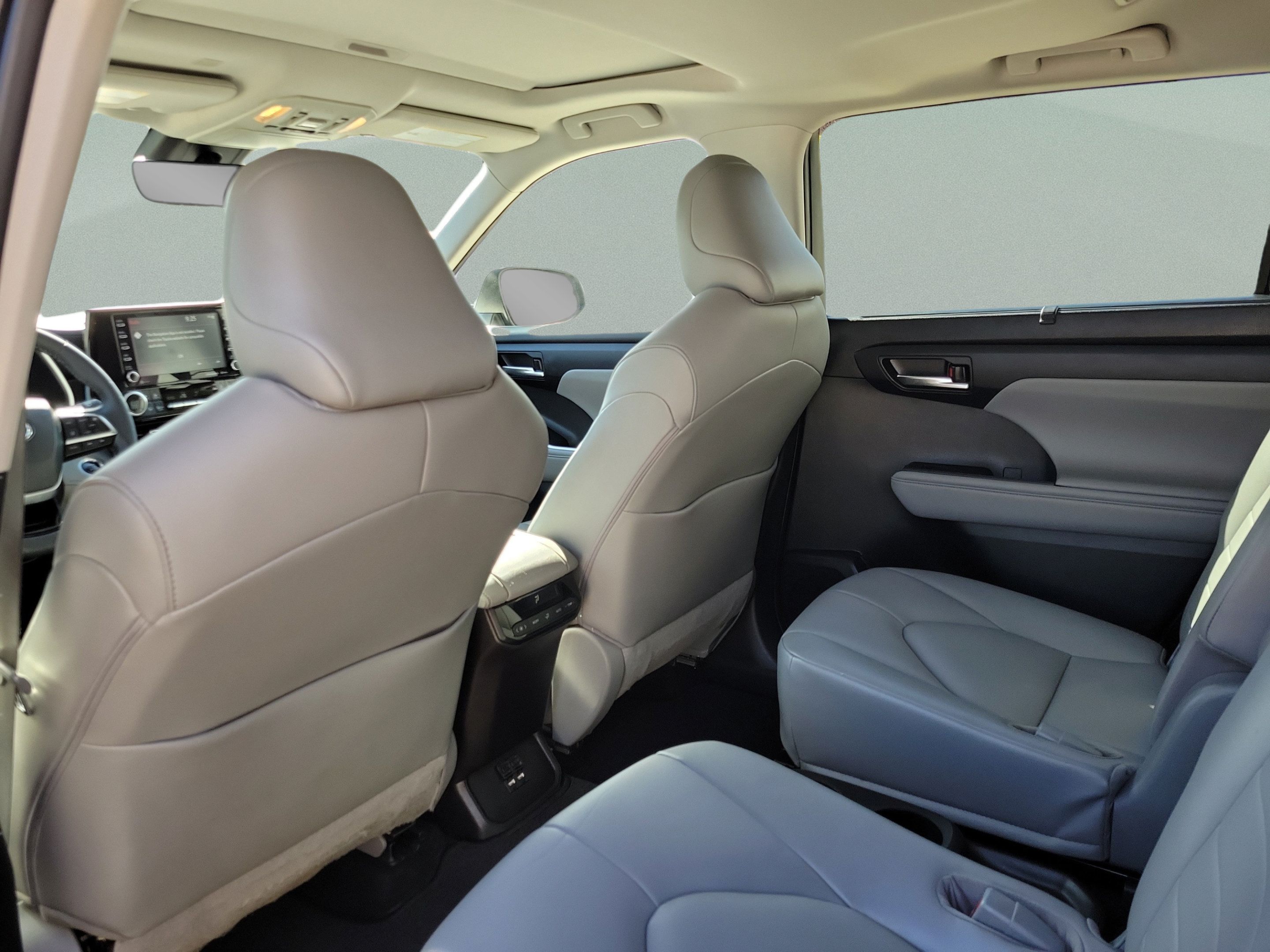 Used 2021 Toyota Highlander XLE FWD image 22