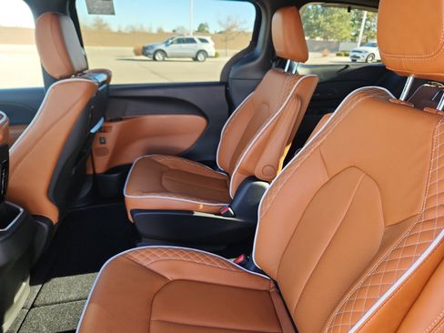 New 2026 Chrysler Pacifica Pinnacle image 18