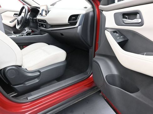 Used 2025 Nissan Rogue SV FWD image 15