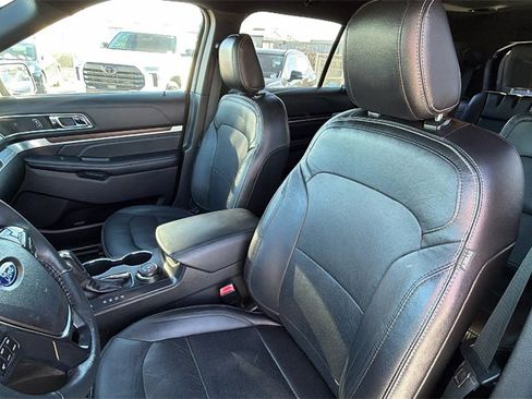 Used 2018 Ford Explorer Limited image 19