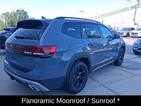 Used 2025 Volkswagen Atlas Peak Edition SE AWD/4WD image 3