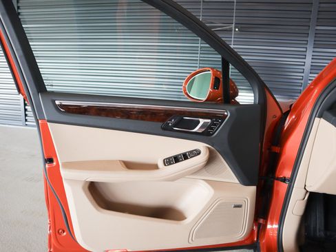 Certified 2025 Porsche Macan image 24