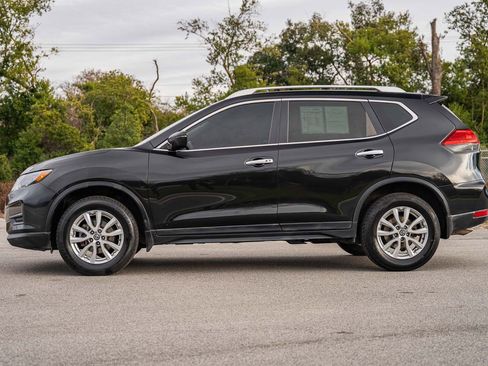 Used 2017 Nissan Rogue SV image 4