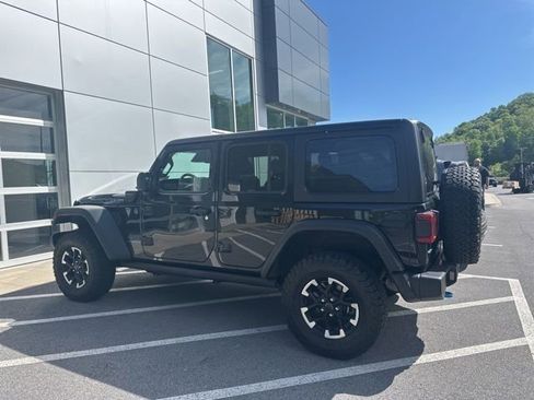 Used 2025 Jeep Wrangler Unlimited Rubicon 4xe w/ Convenience Group AWD/4WD image 27