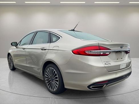 Used 2017 Ford Fusion SE w/ Fusion SE Technology Package FWD image 2