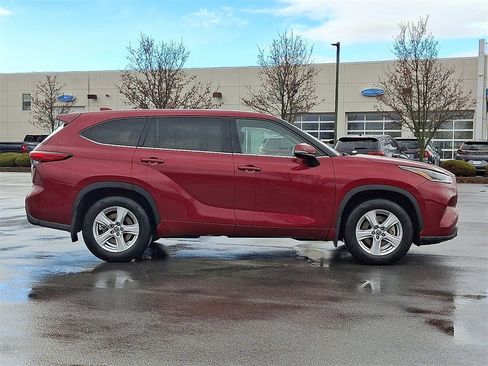 Used 2021 Toyota Highlander LE image 9
