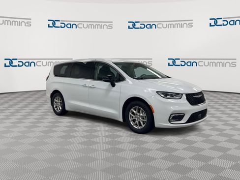 Used 2024 Chrysler Pacifica Touring-L image 2
