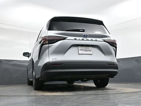 Used 2025 Toyota Sienna XLE image 39