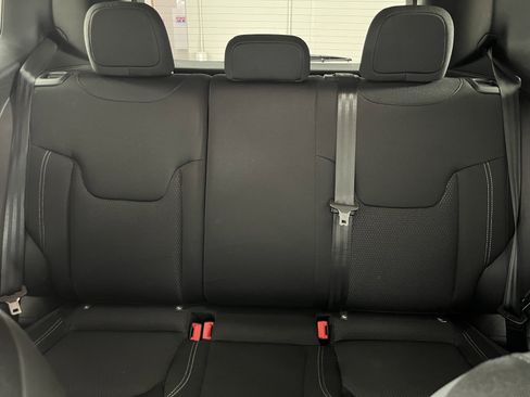 Used 2023 Jeep Renegade Latitude w/ Premium Group AWD/4WD image 22