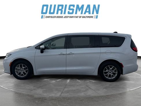 Used 2023 Chrysler Pacifica Touring-L image 3