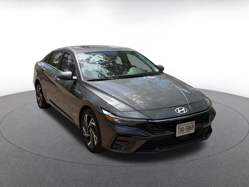 Used 2025 Hyundai Elantra Limited image 1