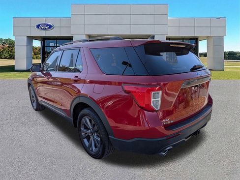 Certified 2022 Ford Explorer XLT w/ Equipment Group 202A image 3