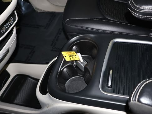 Used 2024 Chrysler Pacifica Touring-L image 31