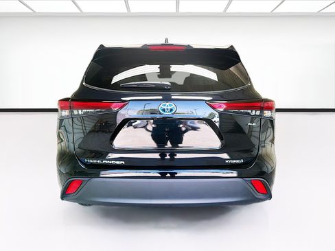 Used 2022 Toyota Highlander XLE AWD/4WD image 5