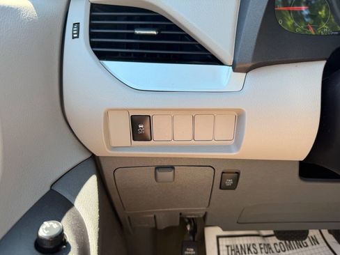 Used 2015 Toyota Sienna LE FWD image 12