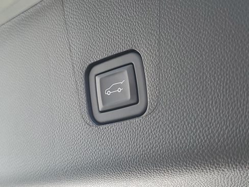 Used 2023 Chevrolet Traverse High Country FWD image 10