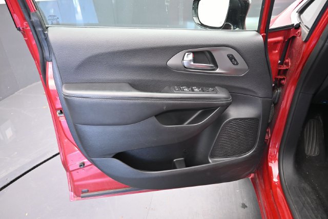Used 2025 Chrysler Pacifica Select FWD image 17