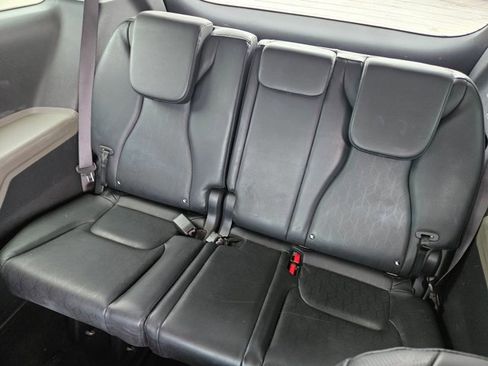 Used 2025 Kia Carnival FWD image 11