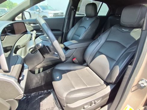Used 2024 Cadillac XT4 Luxury w/ Cold Weather Package AWD/4WD image 11