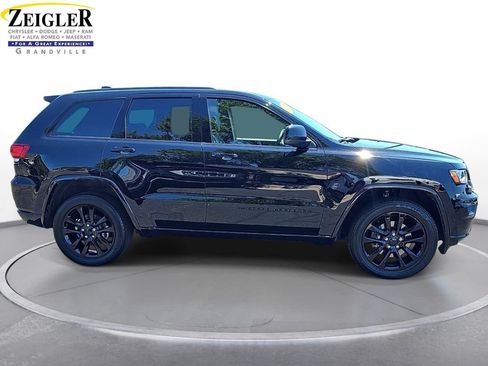 Certified 2022 Jeep Grand Cherokee Laredo X AWD/4WD image 4
