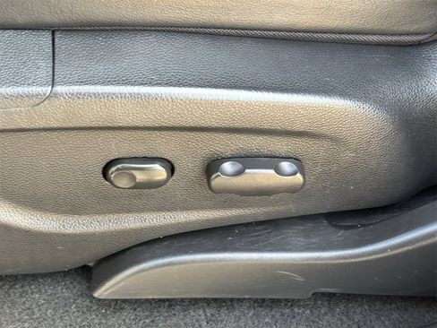 Used 2022 Chevrolet Trax LT w/ LT Convenience Package image 21