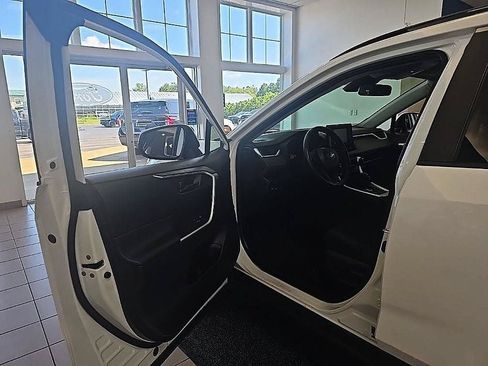 Used 2019 Toyota RAV4 LE AWD/4WD image 12