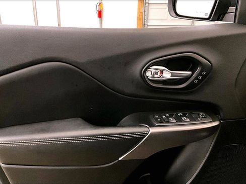 Used 2019 Jeep Cherokee Limited image 22