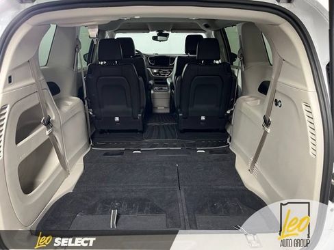 Used 2024 Chrysler Pacifica Touring-L AWD/4WD image 13