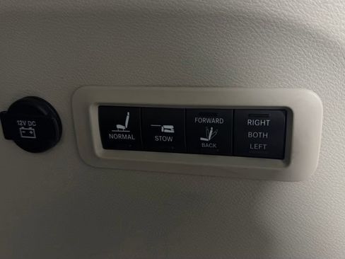 Used 2019 Chrysler Pacifica Limited FWD image 13