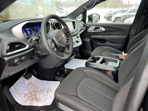 Used 2024 Chrysler Pacifica Touring image 8