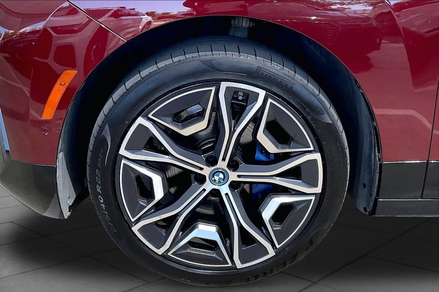 Used 2024 BMW iX xDrive50 w/ Premium Package AWD/4WD image 10