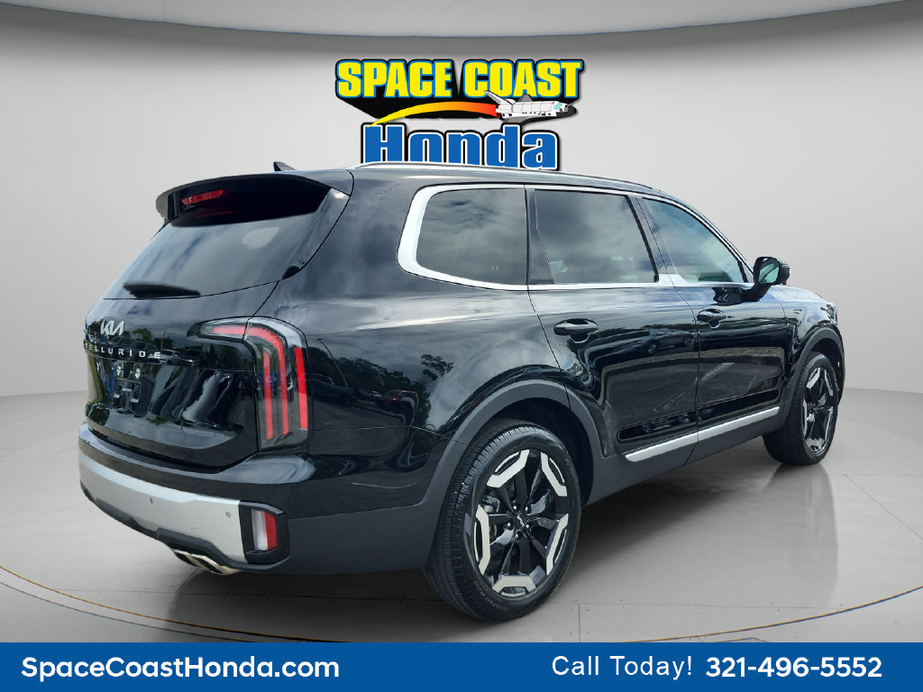 Used 2024 Kia Telluride EX w/ EX Captain's Chair Package FWD image 4