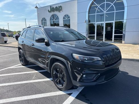 Used 2019 Jeep Cherokee Latitude Plus AWD/4WD image 2