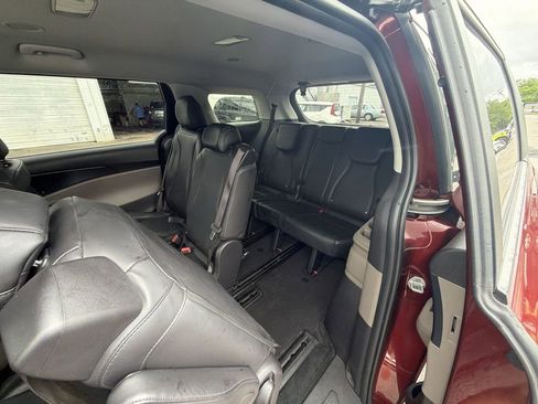 Used 2025 Kia Carnival FWD image 22